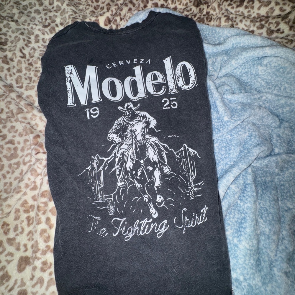 Modelo Black Graphic T-Shirt